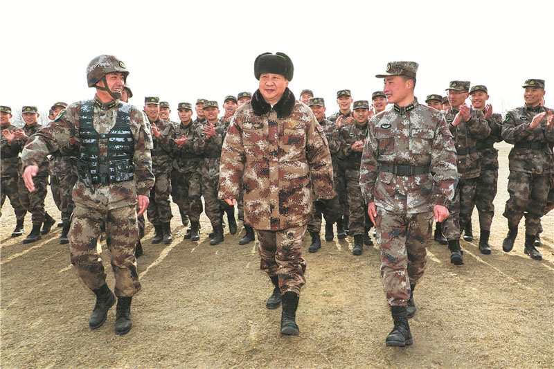 1月3日，中共中央总书记、国家主席、中央军委主席习近平视察中部战区陆军某师。这是习近平同该师侦察英雄杨子荣生前所在连官兵亲切交谈。