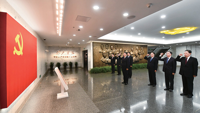 2017年10月31日,中共中央总书记、国家主席、中央军委主席习近平带领中共中央政治局常委李克强、栗战书、汪洋、王沪宁、赵乐际、韩正,瞻仰上海中共一大会址和浙江嘉兴南湖红船。这是31日上午,在上海中共一大会址纪念馆,习近平带领其他中共中央政治局常委同志一起重温入党誓词。
